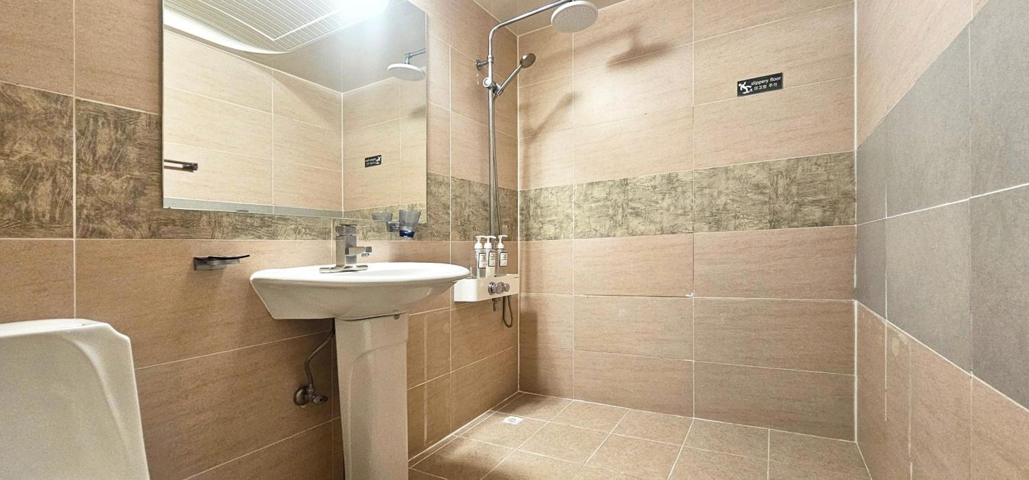 Hansan Hotel Тхоньен Екстериор снимка