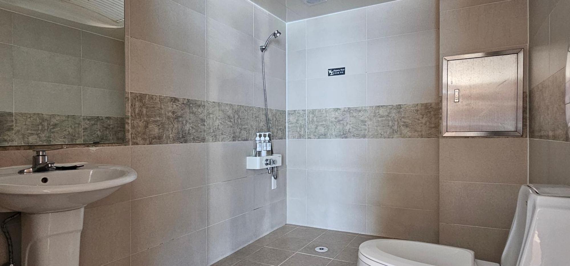 Hansan Hotel Тхоньен Екстериор снимка