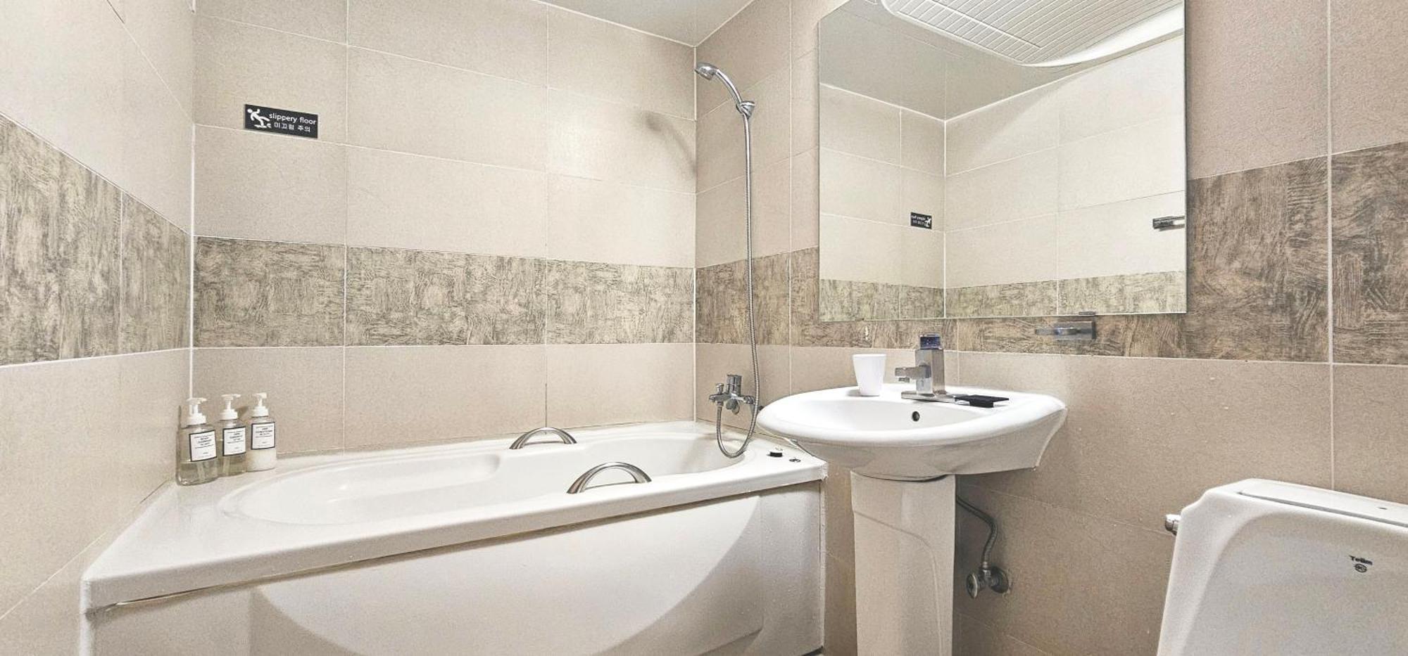 Hansan Hotel Тхоньен Екстериор снимка